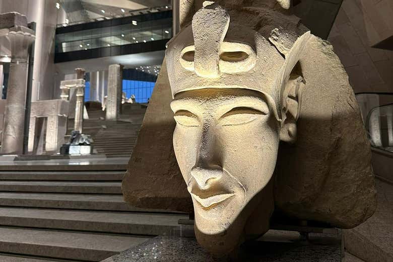 Buste du pharaon Akhenaton sur les marches du musée