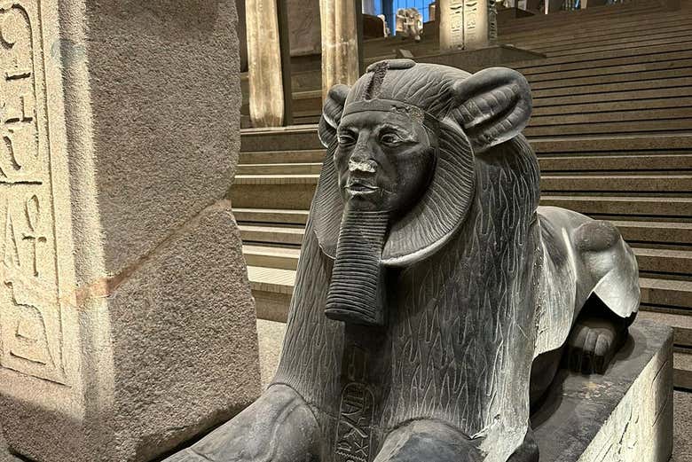 Sphinx sur les marches du Grand Musée égyptien du Caire