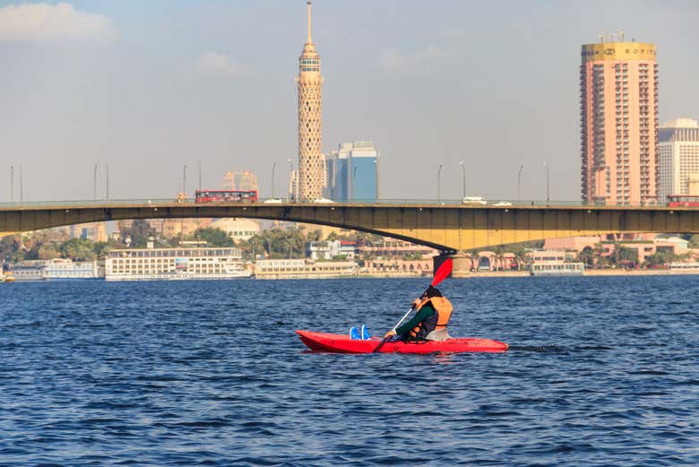 Ramez sur le Nil sous les édifices du Caire