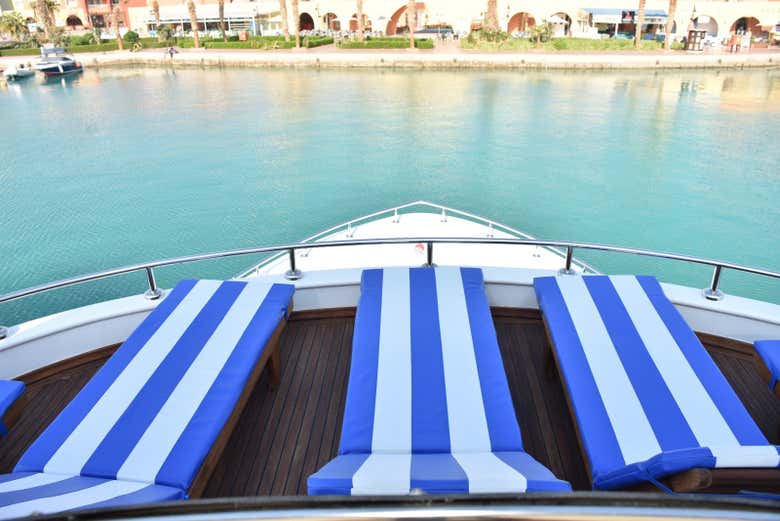 Chaises longues sur le pont du yacht